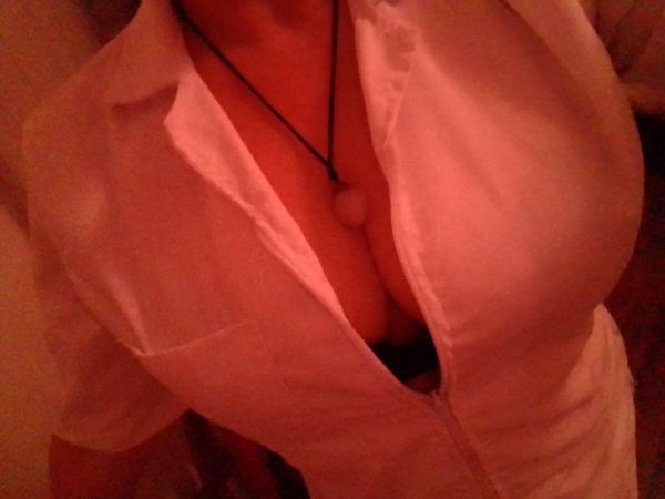 Gracias por visitar mi perfil, te cuento que soy masajista profesional, solo atiendo a caballeros mayores de 30 años. Mis masajes son con terminación feliz Puede ser unos 20 minutos de masajes con terminación manual o 30 minutos de masajes en todo el cuerpo y relación ( estilo amantes) sin apuro, hago cambio de roles… Cuento con lugar propio con todo lo necesario para tener el mejor encuentro. Trato muy cordial, discreto y cómodo. No dudes en contactarme para saber más información.