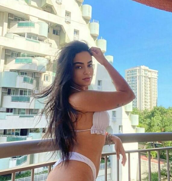 Olá, amor. Sou uma acompanhante de luxo bem carinhosa, morena, com os olhos claros, cabelos grandes e lisos até a cintura, perfil mignon, com uma cinturinha fina e uma bunda enorme. Todas as minhas fotos são reais. O meu atendimento é estilo namoradinha, dou beijos bem gostosos na boca, faço oral sem camisinha (dependendo da sua higiene), e podemos fazer todas as posições que você quiser. Atendo na minha residência, bem discreto e tem vaga para estacionar seu carro ou moto aqui na frente. Aceito somente dinheiro ou pix, não passo cartão.Horário de atendimento: Das 09:00 às 22:00 horasCachês: R$ 150,00 – 30 minutos R$ 300,00 – 1 hora.